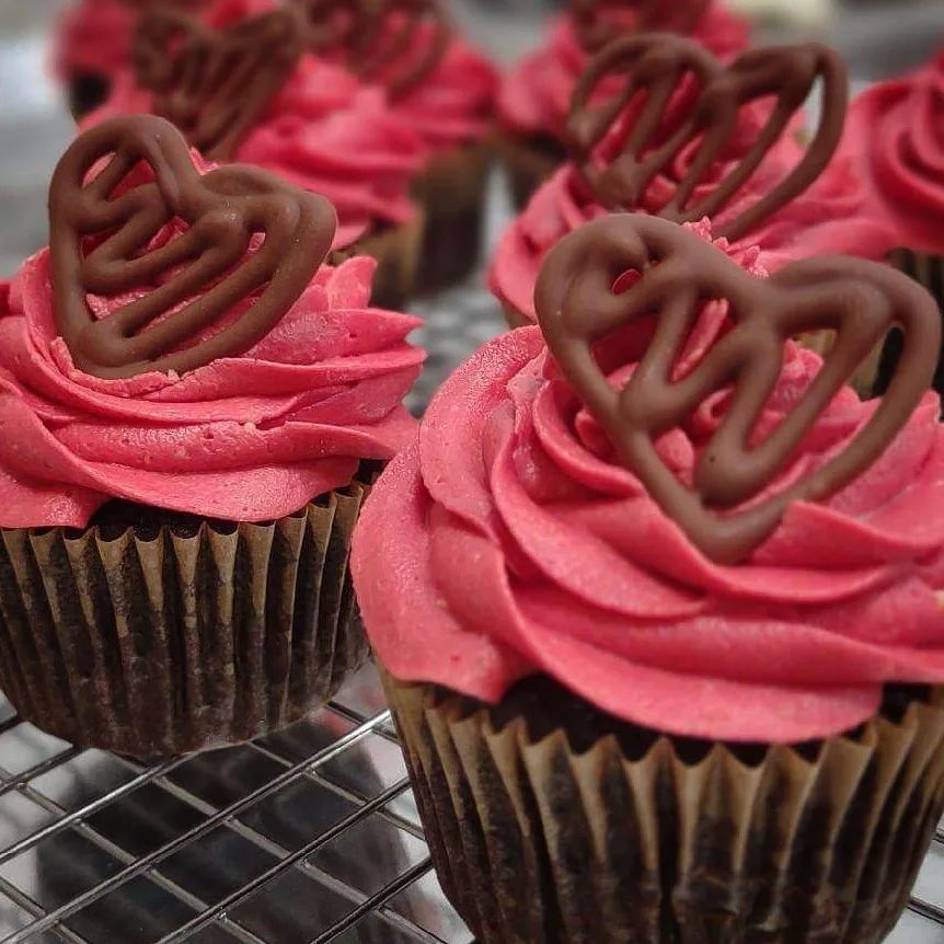 Frosted Chocolate Cupcakes with Filigree Chocolate Heart (6 pack)